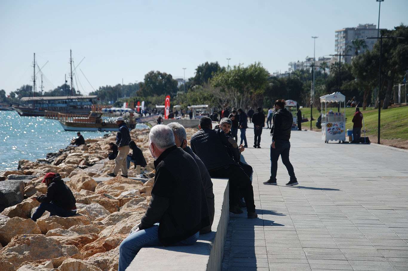 Mersin'de 2 günlük kısıtlama sonrası halk dışarıya akın etti Mersin'de 2 günlük kısıtlama sonrası halk dışarıya akın etti